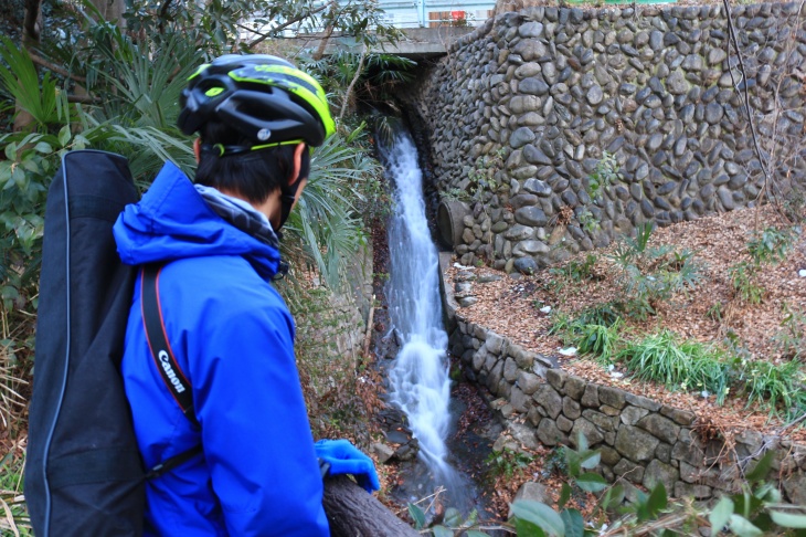 石川酒造を流れ出た水が多摩川に流れていくどうどうの滝