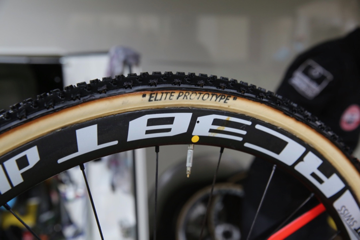 タイヤは少数派のFMB、”ELITE PROTOTYPE”表記のSSC SUPER MUD(32c)