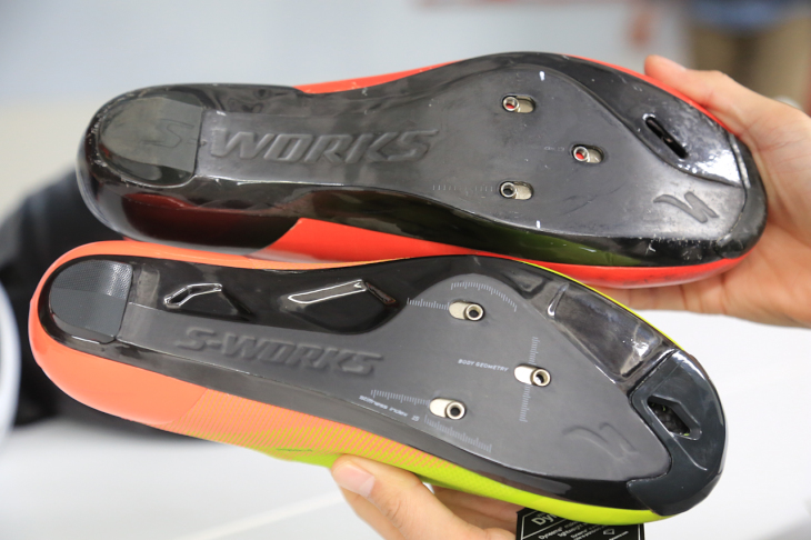 S-WORKS 6(上)と比べ幅や肉抜き度合いが異なるのが分かる