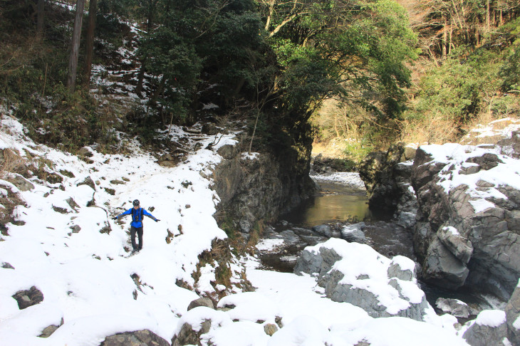 完全にプチ雪山登山となっている中山の滝へのアプローチ