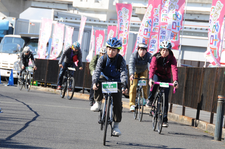 ゆったりとした試乗コース。400台以上の展示車が揃う