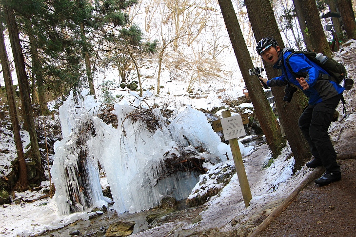 これ払沢の滝ですか？凍ってるぅ！と興奮するフジワラ　残念だがこれは人工的に作られたオブジェだ