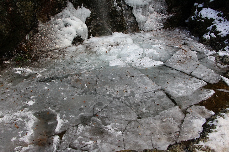 まるで流氷のような滝壺