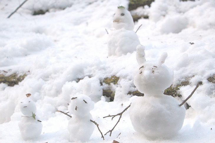 周りには雪だるまがたくさん