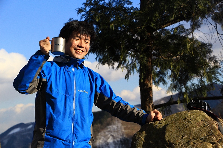 登り切ったでー!と祝杯を挙げるフジワラ