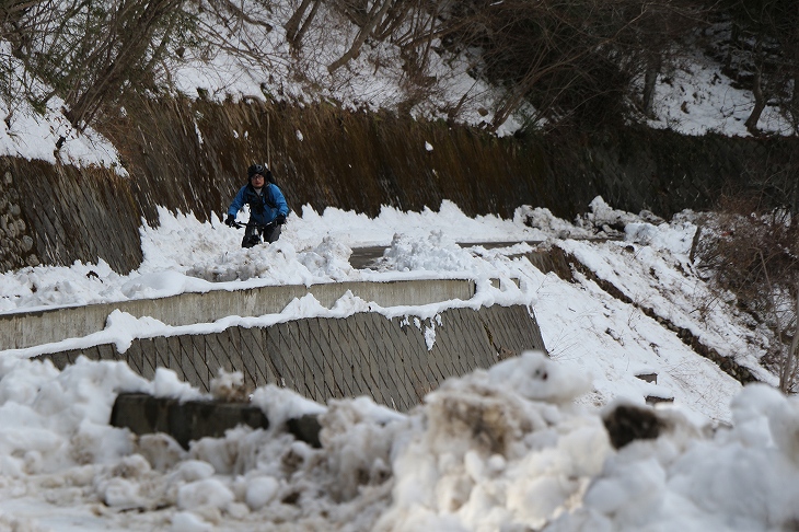 日陰の風景は完全に雪国のそれ