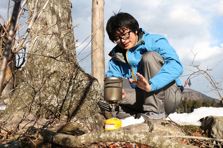 いやあ寒かったねー、とストーブでお湯を沸かしつつ暖を取る