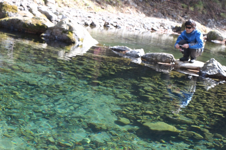 透明度の高さがわかるだろうか、魚が見えているので釣りやすい。