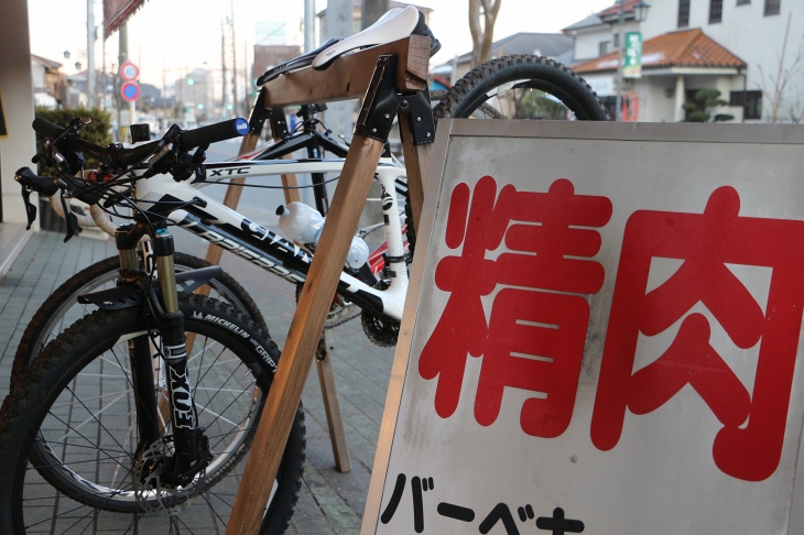 バイクラックのある精肉店。いいね！