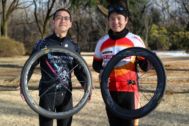 フォーチュンバイクの錦織大祐さん（左）とバイシクルセオ新松戸店の飯島悠さん（右）