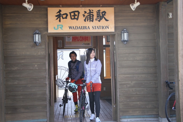 趣のある駅舎をくぐれば、ロングライドがはじまる