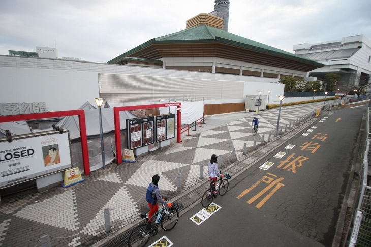 大相撲の両国国技館の横を通って専用ホームへ向かう