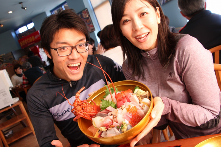 特大の海鮮丼ぶり「王様丼」に笑顔が弾ける