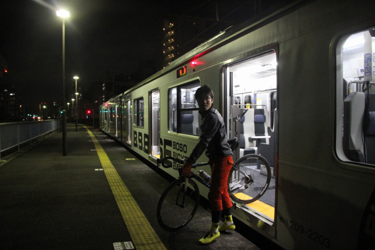 19時半過ぎに両国駅へ到着。あたりはすっかり日が落ちた