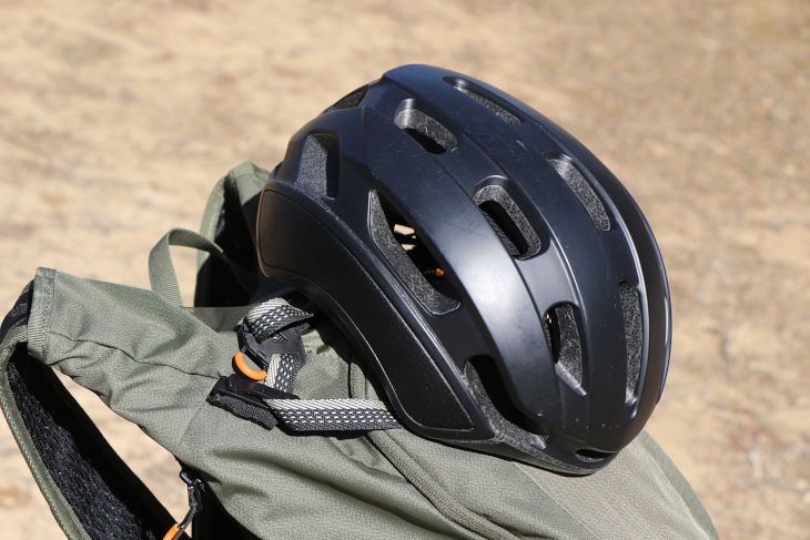 ヘルメットのあご紐をかけるホルダーが用意されているため、ヘルメットの持ち運びも容易に行える