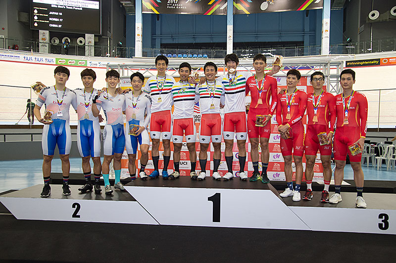 エリート男子チームパーシュート 金メダルを獲得した日本チーム