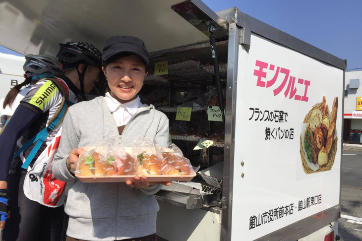 館山に拠点を置くパン屋さんモンフルニエが自慢のパンを振舞ってくれる