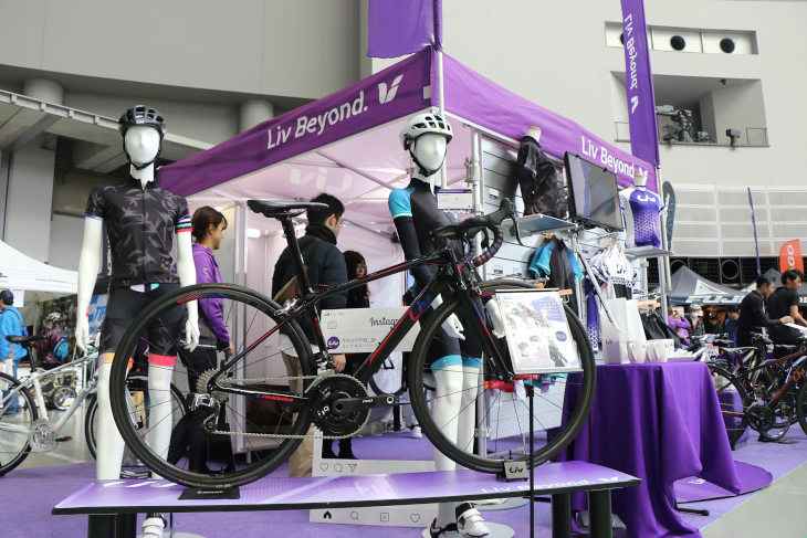 自転車とサイクリングギアをトータルコーディネートできるLivブランドらしいブース展示だ