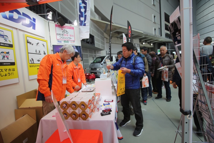 au損保のブースでは三太郎の日くじ引きチャレンジが行われた