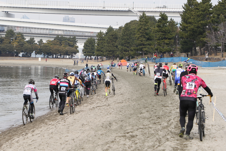 初回大会ぶりとなるロングサンドコースが参加者を苦しめた