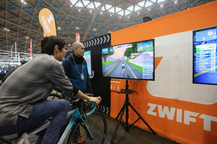 人気のZWIFTもブースを出展。バーチャルトレーニングを体験できる