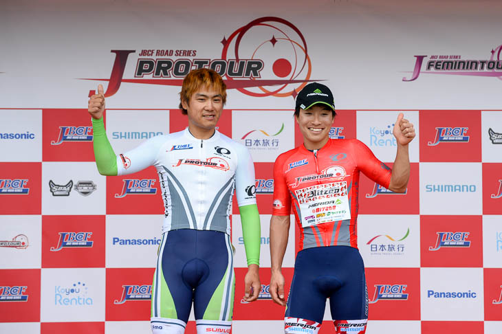 ルビーレッドジャージは岡篤志(宇都宮ブリッツェン)ピュアホワイトジャージは小山智也(イナーメ信濃山形)