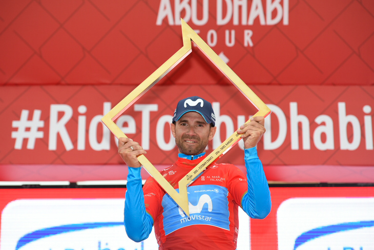 優勝トロフィーを受け取ったアレハンドロ・バルベルデ(スペイン、モビスター)