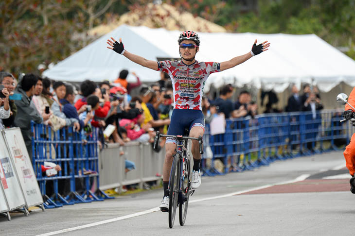 単独で逃げ切った鈴木譲（宇都宮ブリッツェン）が優勝