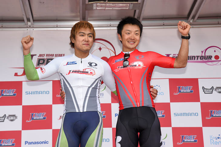 2戦を終えてルビーレッドジャージを着た窪木一茂(チームブリヂストンサイクリング:写真右)