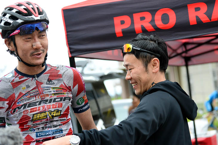 2日目優勝の鈴木譲を笑顔で迎える清水監督(宇都宮ブリッツェン)