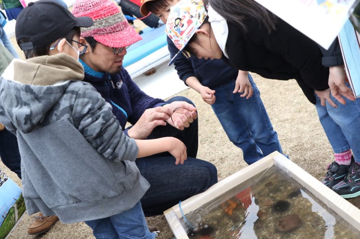 アウトドアフェスでは子供たちが喜ぶ展示がたくさん　海の生き物と触れ合えたり