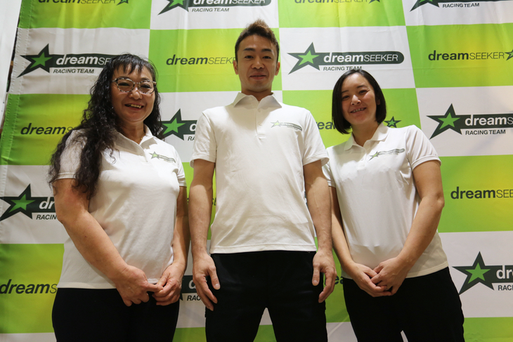 選手を支えるスタッフたち。左から軽部修子と福光悠介(マッサー)、山本敬子(ソワニエ)