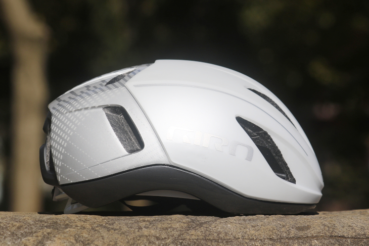 ロードヘルメットに最適化されたショートテールデザイン