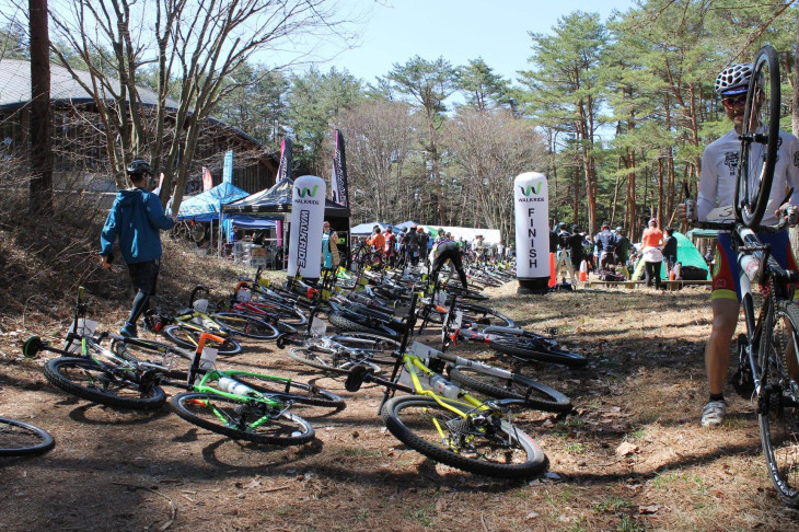 ずらりと並べられたオフロードバイクたち