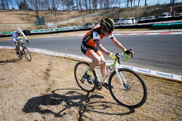 C1 佐藤利英（TEAM CHAINRING）とトップパックになっても先頭で引き続ける三澤優樹（郡山サイクルフレンズ）