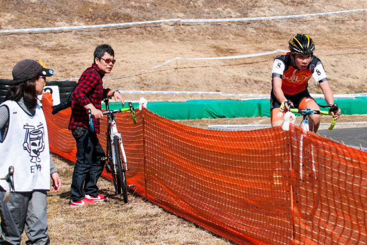 C1 左レバーが折れたまま佐藤利英（TEAM CHAINRING）を追うピット脇の三澤優樹（郡山サイクルフレンズ）