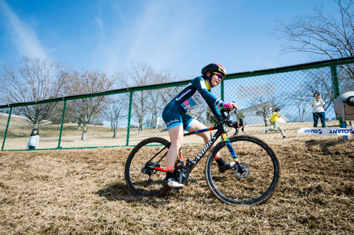 安定してキャンバーをトラバースする宮崎優花(Cyclesta)