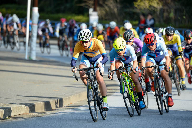 ロードレース・カップ・シリーズのリーダージャージを着る岡部祐太(日本体育大学)はメイン集団でレースを進める