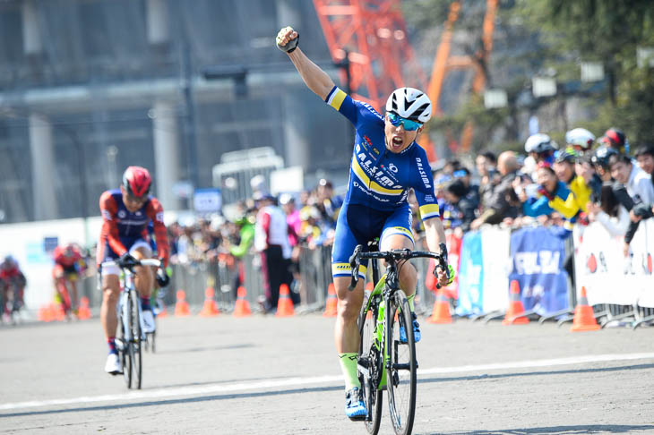 マスターズクリテリウム　小川恵佑（なるしまフレンドレーシングチーム）が優勝