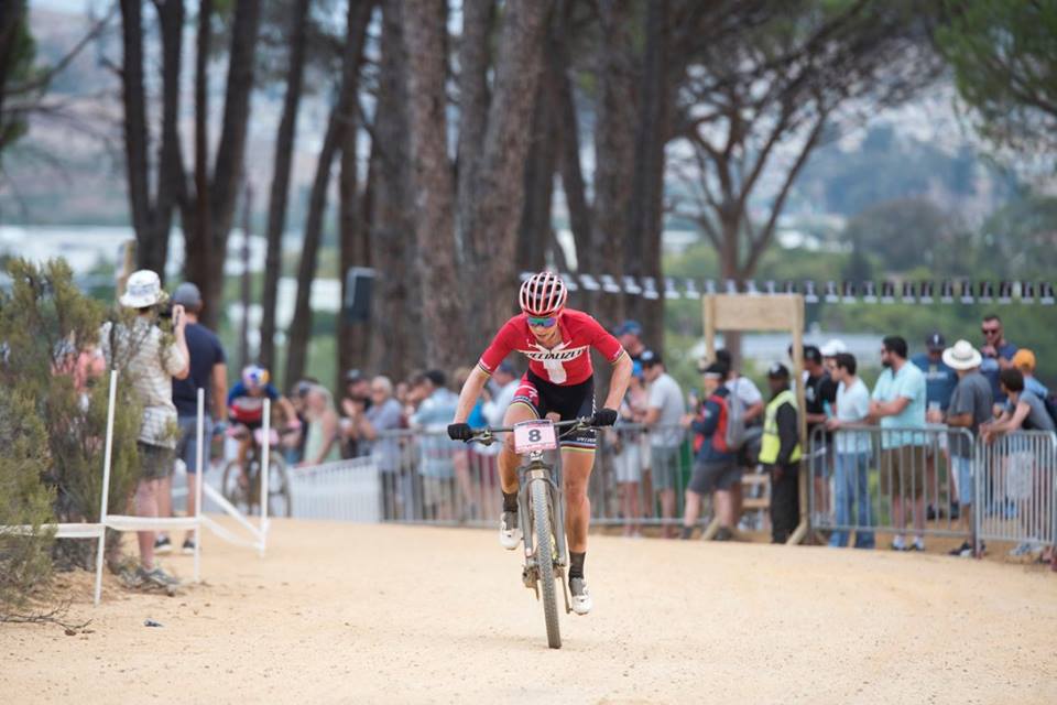 ポーリーヌ・フェランプレヴォ(フランス、キャニオンファクトリーレーシングXC)を引き離したアニカ・ラングヴァド(デンマーク、スペシャライズドレーシング)