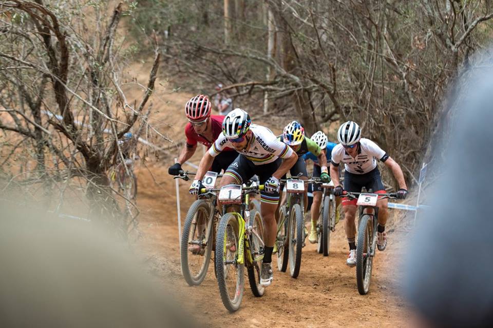 5名の先頭グループを率いるニノ・シューター(スイス、スコット・スラムMTBレーシング)