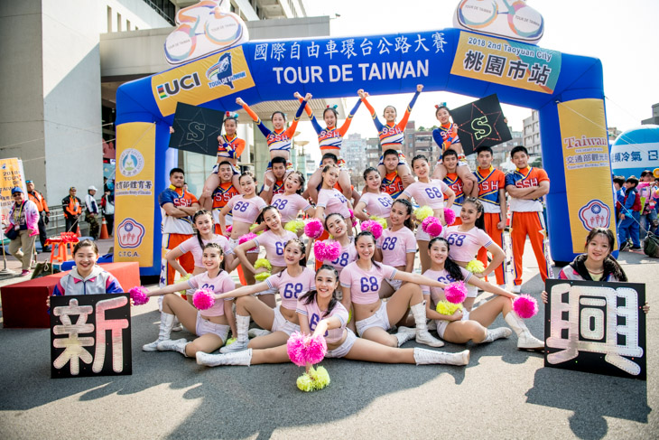DSC 1435スタート地点では地元のチアリーダーたちが選手を応援!