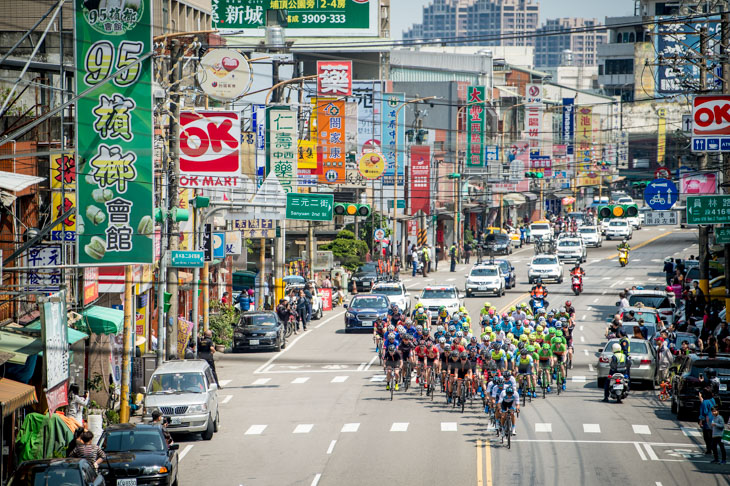 台湾らしい風景のなかを進んでいく選手たち