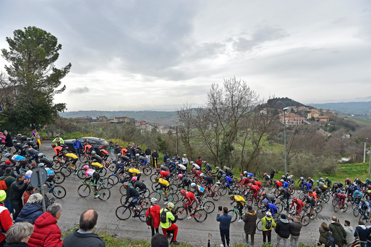 マルケ州の丘陵コースを走るティレーノ〜アドリアティコ第5ステージ