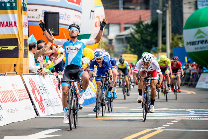 懸命に追い上げた新城幸也(日本ナショナルチーム)だが、勝者にあと一歩およばず、悔しさが滲む
