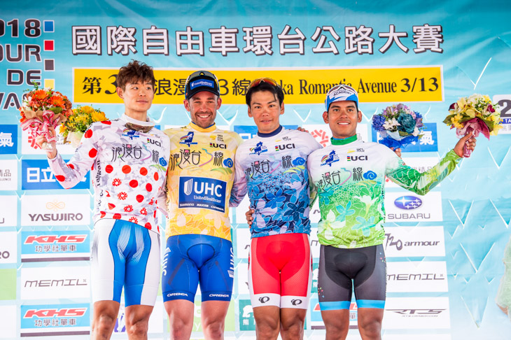 第3ステージを終えて、各賞ジャージに袖を通した選手たち。山岳賞チェ・ヒョンミン(韓国ナショナルチーム)、ポイント賞エドウィン・アヴィラ(コロンビア、イスラエルサイクリングアカデミー)