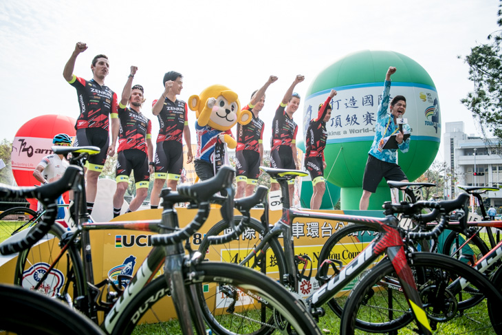 スタート地点にて行われるチームプレゼンテーション。今日はチーム右京が登壇