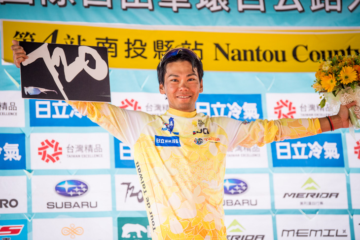 個人総合リーダーとなり、イエロージャージに袖を通した新城幸也(日本ナショナルチーム)