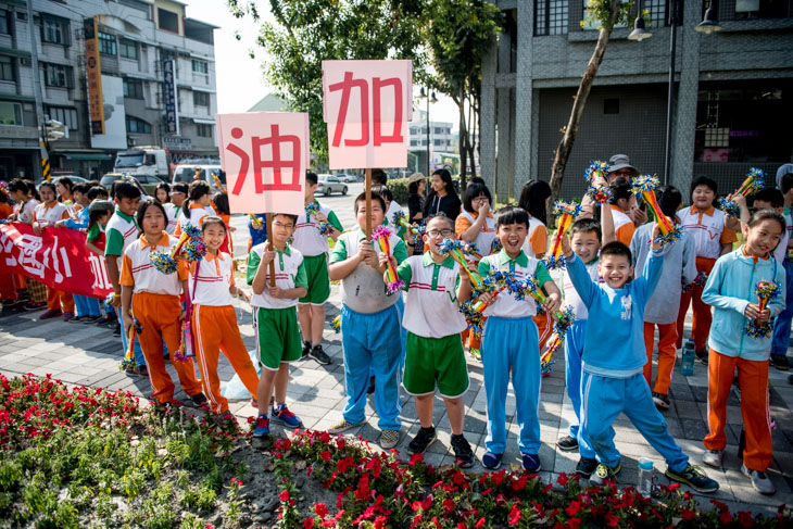 沿道には多くの子どもたちが集まる