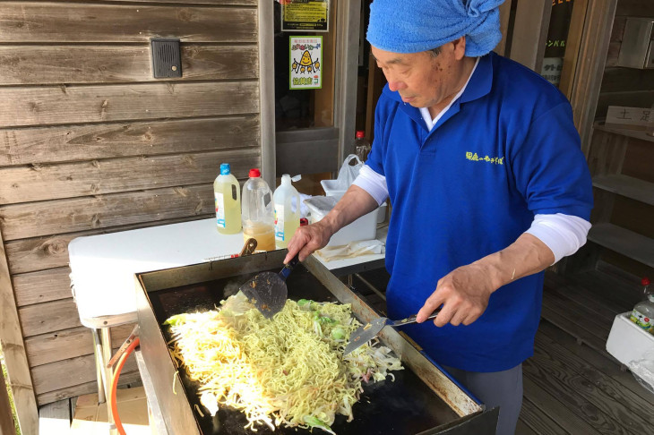 秋田名物しょっつる焼きそばを準備中！